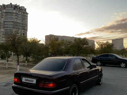 Mercedes-Benz E 320 1996 года за 3 000 000 тг. в Актау – фото 2