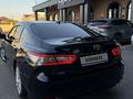 Toyota Camry 2019 года за 12 800 000 тг. в Атырау – фото 5