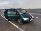 Volkswagen Sharan 1996 годаүшін2 000 000 тг. в Актау