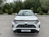 Toyota RAV4 2021 года за 19 200 000 тг. в Алматы – фото 3