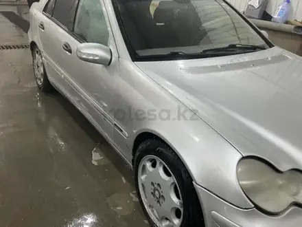 Mercedes-Benz C 200 2001 года за 2 500 000 тг. в Атырау – фото 2