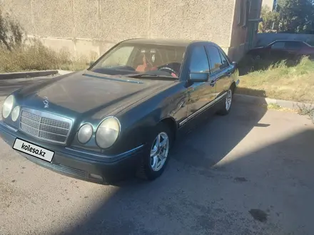 Mercedes-Benz E 240 1998 года за 3 300 000 тг. в Караганда – фото 2