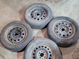 Комплект железных дисков R14 с летней резиной за 45 000 тг. в Костанай