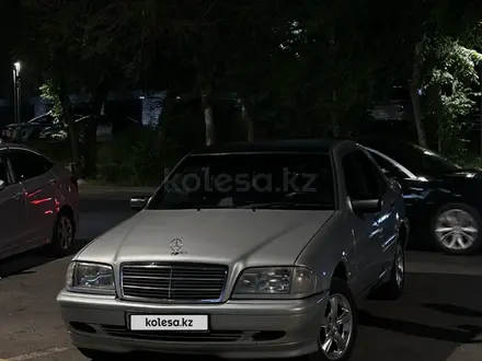 Mercedes-Benz C 240 1998 года за 3 100 000 тг. в Алматы – фото 2