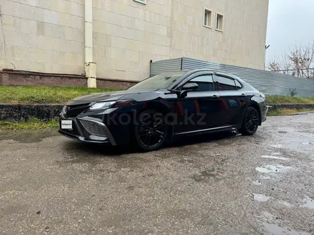 Toyota Camry 2022 года за 18 729 035 тг. в Астана – фото 3