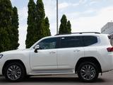 Toyota Land Cruiser 2023 года за 63 990 000 тг. в Алматы – фото 4