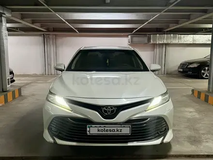 Toyota Camry 2019 года за 14 100 000 тг. в Астана – фото 2