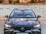 Toyota Camry 2021 года за 18 700 000 тг. в Тараз – фото 2