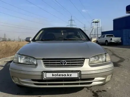 Toyota Camry 1998 года за 3 100 000 тг. в Шымкент – фото 2