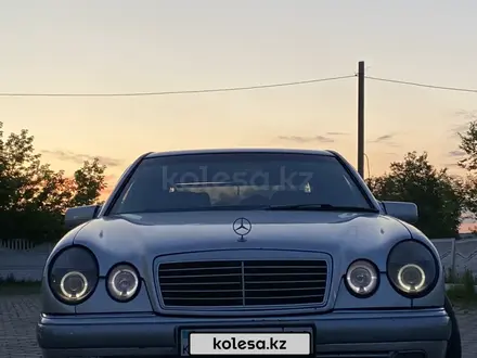 Mercedes-Benz E 320 1998 года за 2 700 000 тг. в Караганда – фото 2