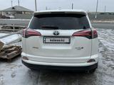 Toyota RAV4 2017 годаfor11 499 999 тг. в Актау – фото 5