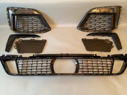 Решетка переднего бампера центральная BMW G30 LCI за 30 000 тг. в Алматы