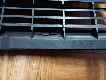 Решётка радиатора w210 за 35 000 тг. в Караганда – фото 2