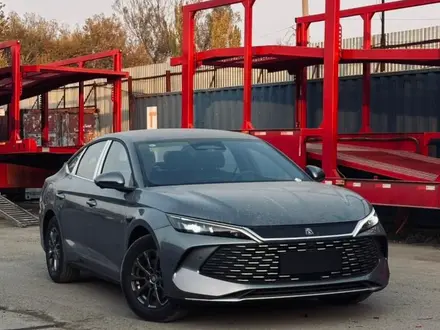 BYD Qin L DM-i Leading 2025 года за 9 550 000 тг. в Алматы