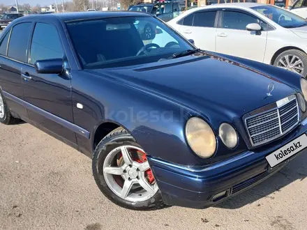 Mercedes-Benz E 240 1998 года за 3 500 000 тг. в Алматы