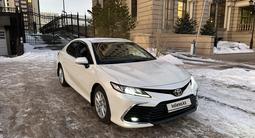 Toyota Camry 2021 года за 15 800 000 тг. в Астана – фото 2