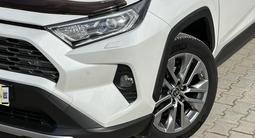 Toyota RAV4 2021 года за 16 700 000 тг. в Актобе – фото 2