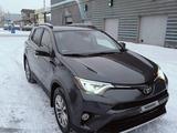 Toyota RAV4 2017 года за 11 200 000 тг. в Петропавловск – фото 2