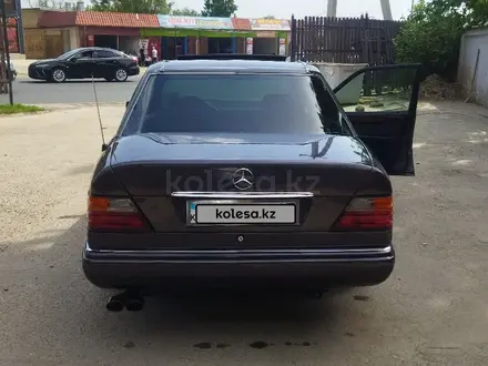 Mercedes-Benz E 220 1993 года за 2 200 000 тг. в Сарыагаш – фото 2