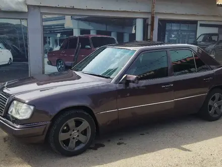 Mercedes-Benz E 220 1993 года за 2 200 000 тг. в Сарыагаш – фото 4