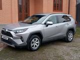 Toyota RAV4 2020 года за 13 600 000 тг. в Актобе – фото 3