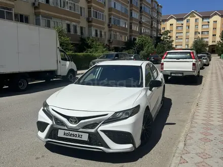 Toyota Camry 2021 года за 11 000 000 тг. в Актау