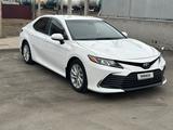 Toyota Camry 2021 года за 9 800 000 тг. в Атырау – фото 2