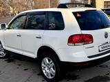 Volkswagen Touareg 2003 года за 6 550 000 тг. в Алматы – фото 3