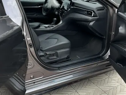 Toyota Camry 2021 года за 13 800 000 тг. в Костанай – фото 2