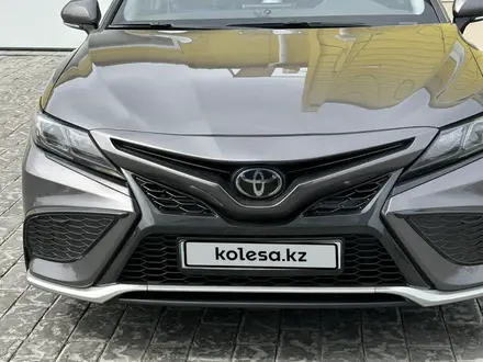 Toyota Camry 2021 года за 13 800 000 тг. в Костанай – фото 9