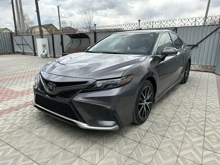 Toyota Camry 2021 года за 13 800 000 тг. в Костанай