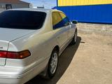 Toyota Camry 1999 года за 2 950 000 тг. в Актобе – фото 2