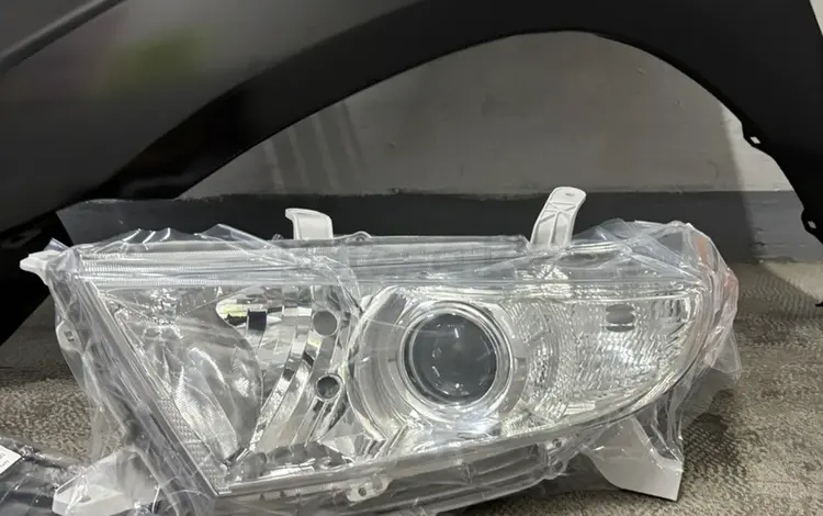 Передняя фара на Toyota за 30 000 тг. в Алматы