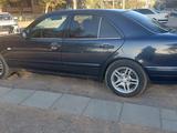 Mercedes-Benz E 230 1997 годаүшін2 000 000 тг. в Байконыр – фото 2