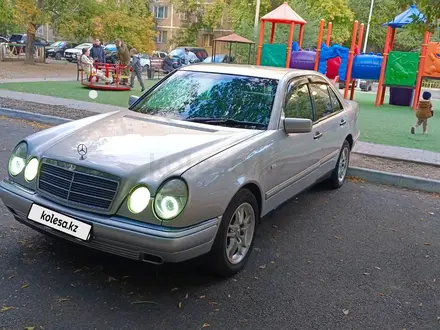 Mercedes-Benz E 230 1997 года за 3 200 000 тг. в Темиртау – фото 2