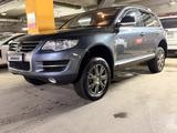 Volkswagen Touareg 2008 года за 7 630 000 тг. в Костанай – фото 2
