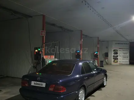 Mercedes-Benz E 230 1996 года за 2 700 000 тг. в Кокшетау – фото 2