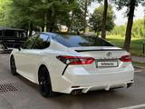 Toyota Camry 2022 года за 12 400 000 тг. в Тараз – фото 2