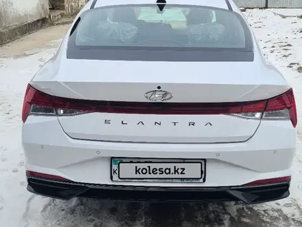 Hyundai Elantra 2023 года за 10 800 000 тг. в Атырау – фото 2