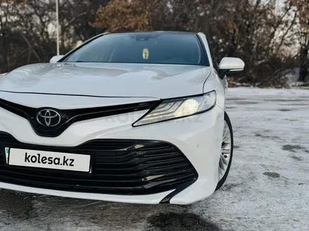 Toyota Camry 2020 года за 17 500 000 тг. в Алматы – фото 5