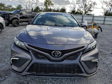 Toyota Camry 2023 года за 13 000 000 тг. в Атырау – фото 4
