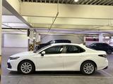 Toyota Camry 2022 года за 16 700 000 тг. в Алматы – фото 3