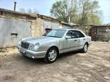 Mercedes-Benz E 220 1998 года за 3 650 000 тг. в Жезказган