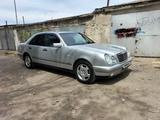Mercedes-Benz E 220 1998 года за 3 650 000 тг. в Жезказган – фото 2