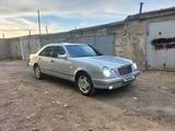 Mercedes-Benz E 220 1998 года за 3 650 000 тг. в Жезказган – фото 3