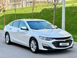 Chevrolet Malibu 2019 года за 9 650 000 тг. в Алматы – фото 2