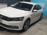 Volkswagen Passat 2018 года за 6 200 000 тг. в Уральск – фото 2