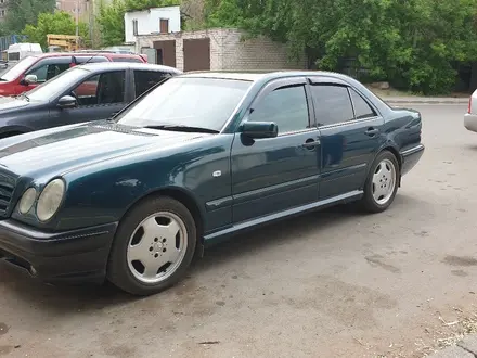 Mercedes-Benz E 220 1997 года за 2 500 000 тг. в Павлодар – фото 4