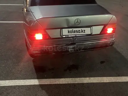 Mercedes-Benz E 200 1992 года за 850 000 тг. в Караганда – фото 5