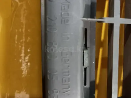 Решетка радиатора мерседес Е 210 рестайлинг за 35 000 тг. в Караганда – фото 3